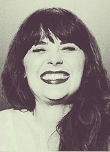 /zooeydeschanels2